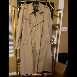 Burberry’s trench coat 🧥 size XL
